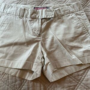 Vineyard vines light khaki chino shorts. Size 4.